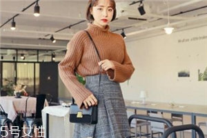 毛衣搭配短裙好看嗎？立顯俏皮少女范兒