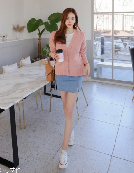 毛衣搭配短裙好看嗎？立顯俏皮少女范兒