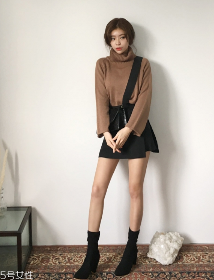 毛衣搭配短裙好看嗎？立顯俏皮少女范兒