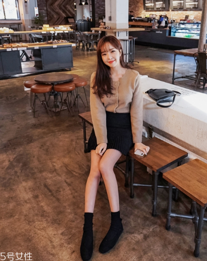 毛衣搭配短裙好看嗎？立顯俏皮少女范兒