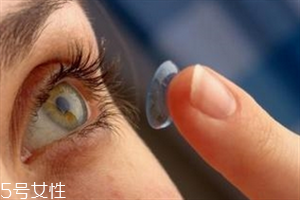 美瞳睡覺忘摘了會(huì)怎么樣 美瞳不宜過(guò)長(zhǎng)時(shí)間佩戴