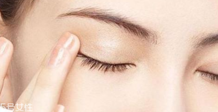 職業(yè)眼影的畫(huà)法 上班族這么化眼妝快速又好看
