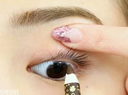 不畫(huà)眼線(xiàn)只涂睫毛膏行嗎？這么涂睫毛膏能放大雙眼