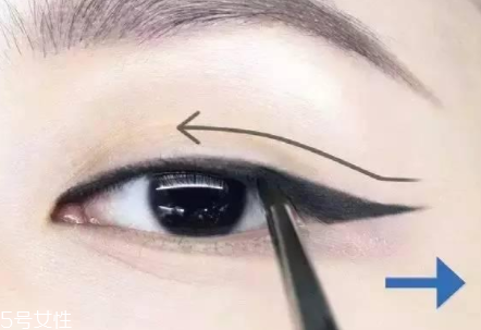 不畫(huà)眼線(xiàn)只涂睫毛膏行嗎？這么涂睫毛膏能放大雙眼