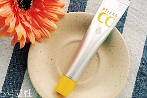 樂敦CC能涂在痘痘上嗎？痘痘與痘印均能改善