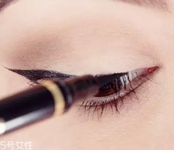眼線眼尾怎么畫好看？用透明膠畫出優(yōu)美弧度