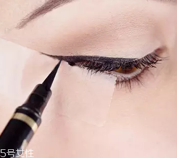 眼線眼尾怎么畫好看？用透明膠畫出優(yōu)美弧度