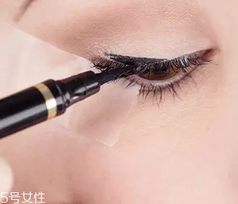 眼線眼尾怎么畫好看？用透明膠畫出優(yōu)美弧度