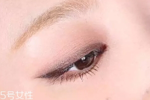 單眼皮如何畫眼影？亮色眼影會(huì)制造車禍現(xiàn)場(chǎng)