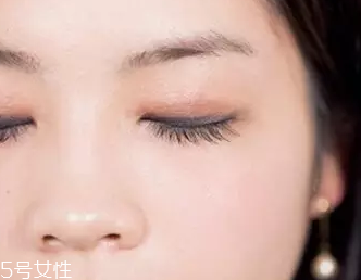 單眼皮如何畫眼影？亮色眼影會制造車禍現(xiàn)場