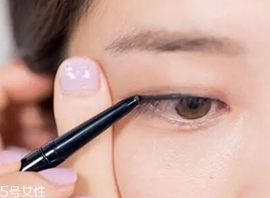 單眼皮如何畫眼影？亮色眼影會制造車禍現(xiàn)場