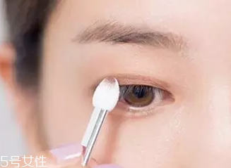 單眼皮如何畫眼影？亮色眼影會制造車禍現(xiàn)場