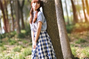 格子長裙搭配什么上衣？清新文藝風(fēng)女孩