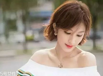 皮膚白的人染什么顏色的頭發(fā)好看？避免冷色調(diào)
