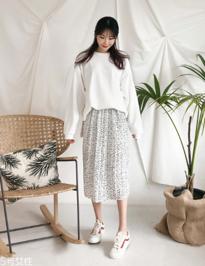 波點(diǎn)裙搭配什么上衣？復(fù)古混搭風(fēng)女王