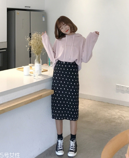 波點(diǎn)裙搭配什么上衣？復(fù)古混搭風(fēng)女王