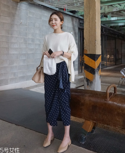 波點(diǎn)裙搭配什么上衣？復(fù)古混搭風(fēng)女王