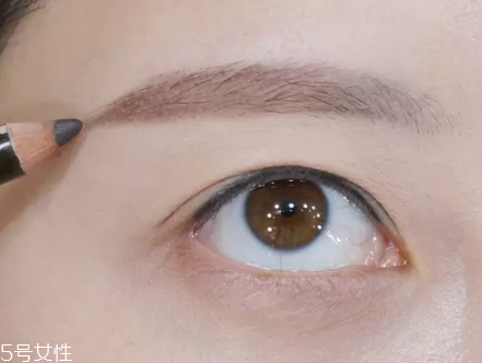 眉毛短怎么變長？畫眉大法拯救短眉星人