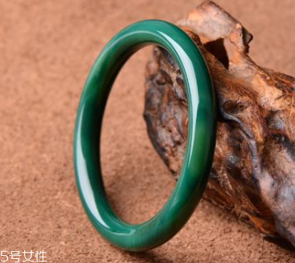 綠水晶手鐲應(yīng)戴哪只手？左手更好