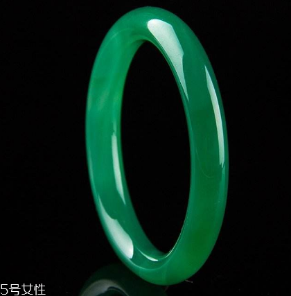綠水晶手鐲應(yīng)戴哪只手？左手更好