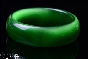 綠水晶手鐲應(yīng)戴哪只手？左手更好