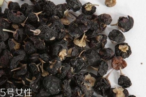 黑枸杞會泡成白色嗎？有這個可能