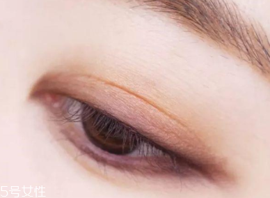 戴眼鏡怎么化妝好看？這么化妝比戴美瞳還美貌