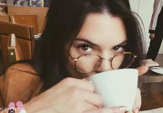 戴眼鏡怎么化妝好看？這么化妝比戴美瞳還美貌