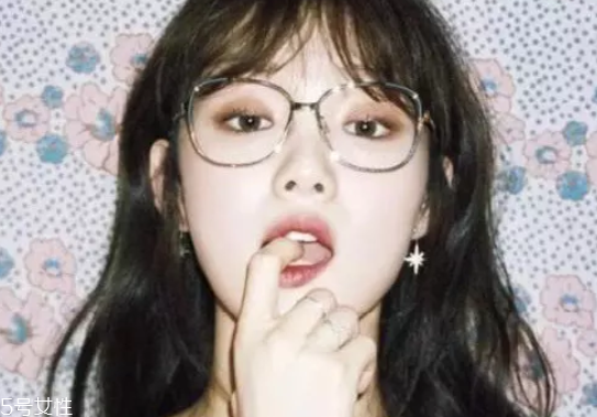 戴眼鏡怎么化妝好看？這么化妝比戴美瞳還美貌