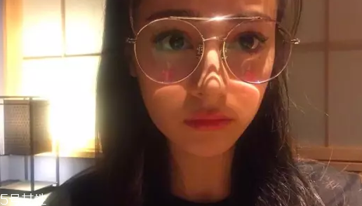 戴眼鏡怎么化妝好看？這么化妝比戴美瞳還美貌