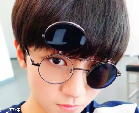 戴眼鏡怎么化妝好看？這么化妝比戴美瞳還美貌