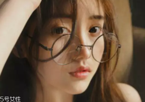 戴眼鏡怎么化妝好看？這么化妝比戴美瞳還美貌