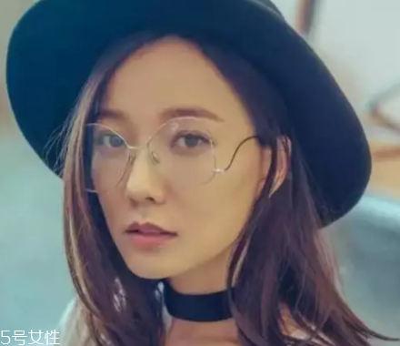 戴眼鏡怎么化妝好看？這么化妝比戴美瞳還美貌