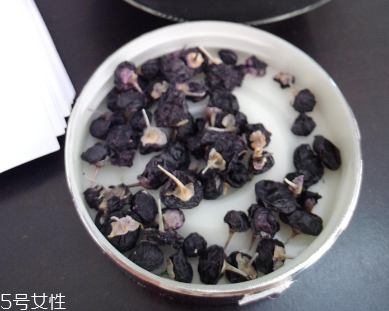黑枸杞能和菊花一起泡嗎？這個(gè)搭配沒毛病