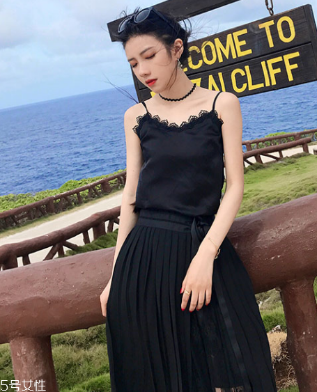 平胸穿什么衣服好看？性感的平胸穿搭