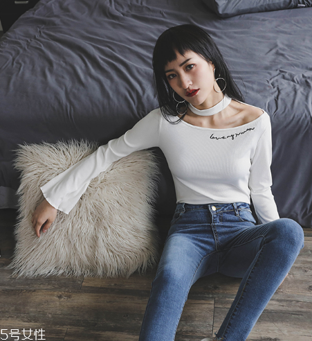 平胸穿什么衣服好看？性感的平胸穿搭