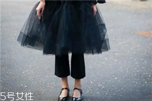 裙子搭配褲子好看嗎？打開時尚的新方式