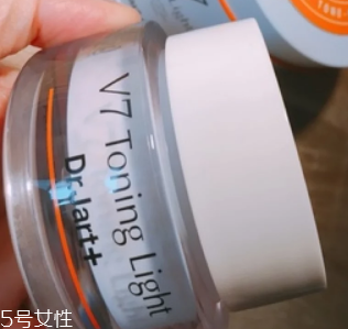 面霜和素顏霜可以同時(shí)用嗎？面霜用量不要太多