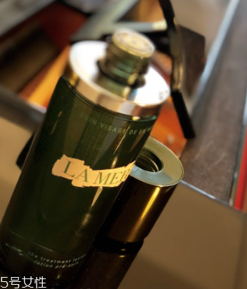 海藍(lán)之謎精萃液跟爽膚水有什么區(qū)別？用于爽膚水之后