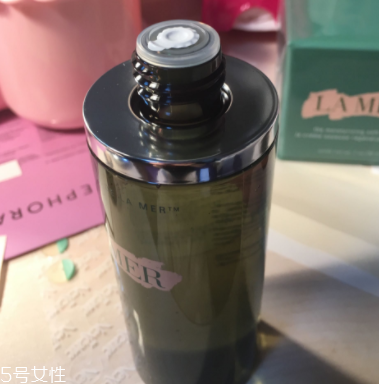 海藍(lán)之謎精萃液跟爽膚水有什么區(qū)別？用于爽膚水之后