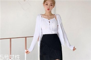 黑色短裙配什么上衣？基本款也能很時髦