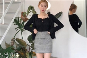 包臀短裙配什么上衣？撩人不止一點點