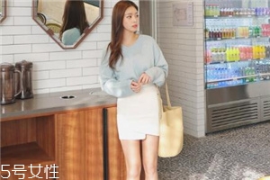 白色短裙配什么上衣好看？春日里的一抹清新
