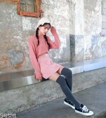 粉色短裙配什么鞋子？少女感爆棚穿搭