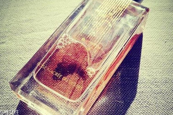 嬌蘭沙漠玫瑰香水好聞嗎？剛烈玫瑰濃厚迷人