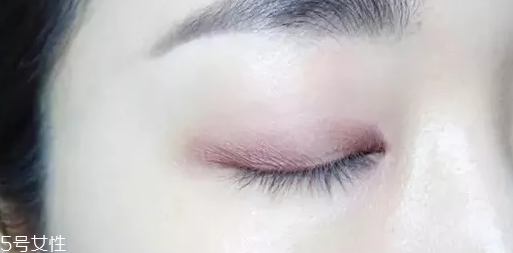 紫色眼影配什么口紅？配少女粉堪稱完美