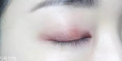 紫色眼影配什么口紅？配少女粉堪稱完美