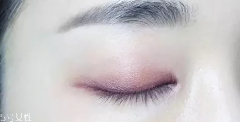 紫色眼影配什么口紅？配少女粉堪稱完美