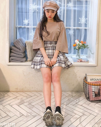 格子百褶裙配什么上衣？美翻整個春夏