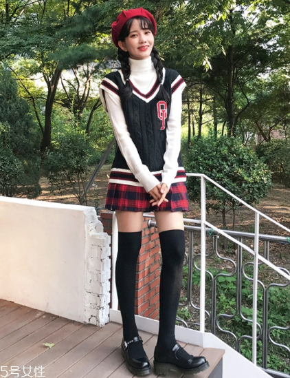 格子百褶裙配什么上衣？美翻整個春夏